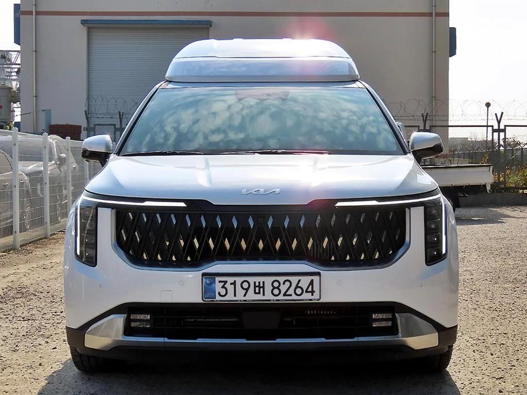Kia Carnival HEV 9-Seater Hi-Limousine Signature, гибрид, 2024 г. 9991 км.