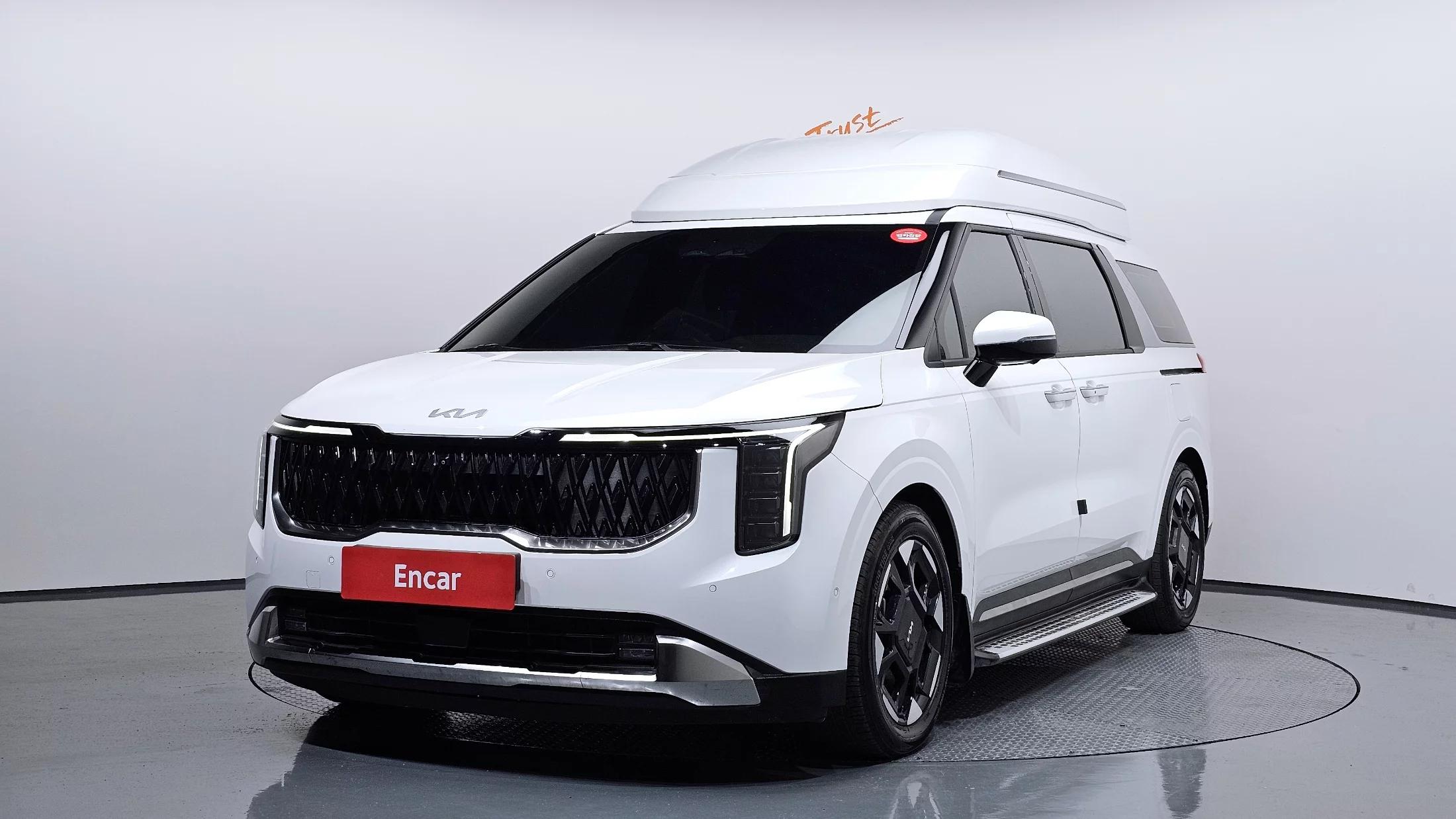 Kia Carnival HEV 9-Seater Hi-Limousine Signature, гибрид, 2024 г. 60600 км.